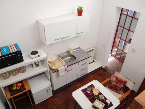 vista sul soffitto di una piccola cucina con lavandino di Bright brand new studio a Olivos