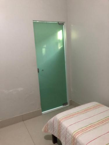 Una cama o camas en una habitación de Suíte com janela para o jardim