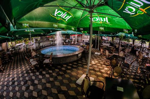 basen z fontanną w restauracji w obiekcie Hotel Paviljon w mieście Bihać