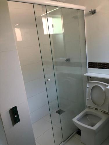 a bathroom with a shower and a toilet at Suíte com janela para o jardim in Goiânia