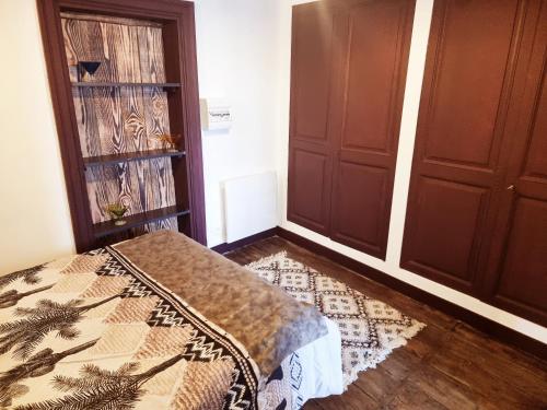 Zimmer mit einem Bett, einer Tür und einem Teppich in der Unterkunft Prestigieuse Résidence : N°6 in Bellac