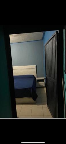 - une petite chambre avec un lit dans l'établissement Habitación privada, à Guadalajara