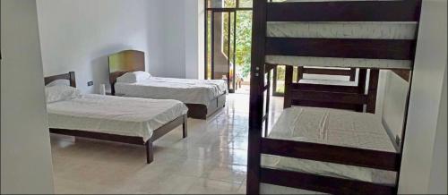 聖拉蒙的住宿－Casa Grande，一间卧室配有两张双层床和镜子