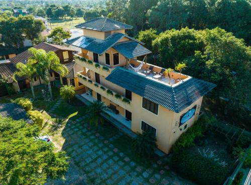 弗洛里亚诺波利斯Pousada Ilha dos Anjos的蓝色屋顶房屋的空中景致