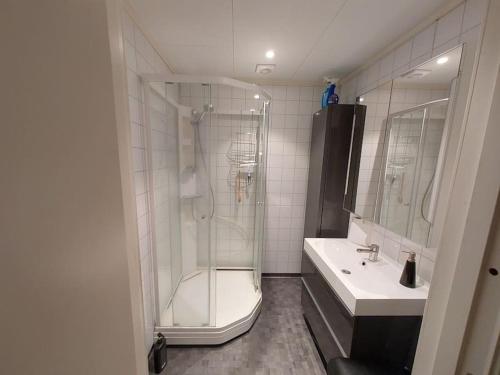 een badkamer met een douche, een toilet en een wastafel bij Seaside in Tromsø