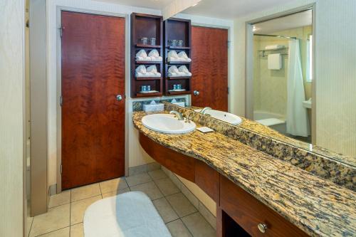 uma casa de banho com 2 lavatórios e um espelho grande em Royal Canadian Lodge em Banff