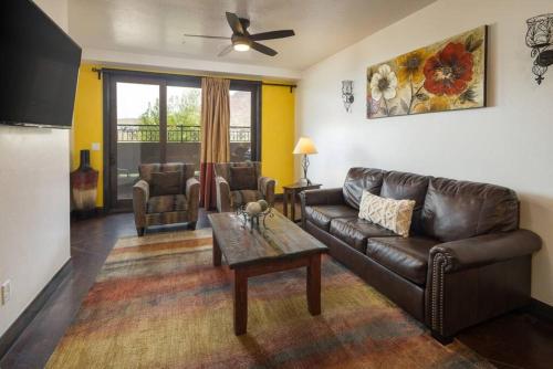 sala de estar con sofá de cuero y mesa en Luxury Downtown Rental (Hot Tub/Pet Friendly) - La Dolce Vita Villas #8, en Moab