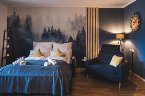 バート・クラインキルヒハイムにあるALPSTAY "Eulennest" - Garten, Gondelnähe & Netflixのベッドルーム1室(青い毛布と椅子付きのベッド1台付)