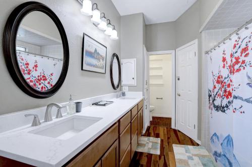 a bathroom with a sink and a mirror at Rakuen - A Birdy Vacation Rental in San Antonio