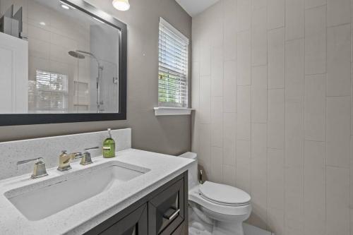 ein weißes Badezimmer mit Waschbecken und Toilette in der Unterkunft Peaceful, townhome in Hope Valley Farms in Durham