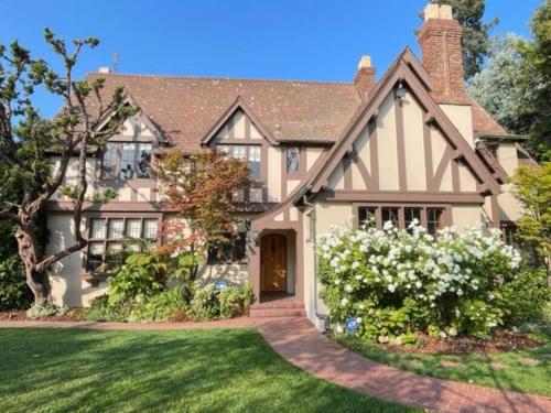 Gallery image of Timeless Tudor w/ Game Room, Pool Table & Hot Tub in San Jose