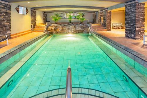 a swimming pool in a hotel room with a swimming pool at Royal Canadian Lodge in Banff