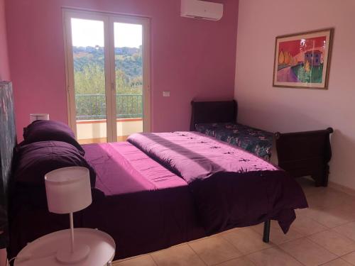 een slaapkamer met 2 bedden en een raam bij Casa Vacanze 365 - blu in Tortoreto Lido
