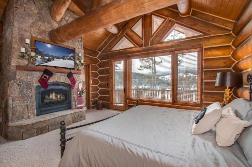 1 dormitorio con chimenea en una cabaña de madera en Big Timber Lodge, en Breckenridge
