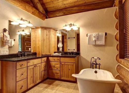 baño grande con bañera y lavamanos en Big Timber Lodge, en Breckenridge