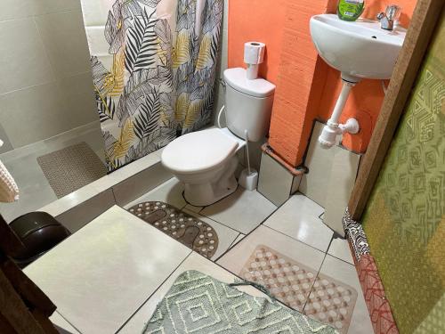 y baño con aseo y lavamanos. en Otorongo Guest House, en Iquitos