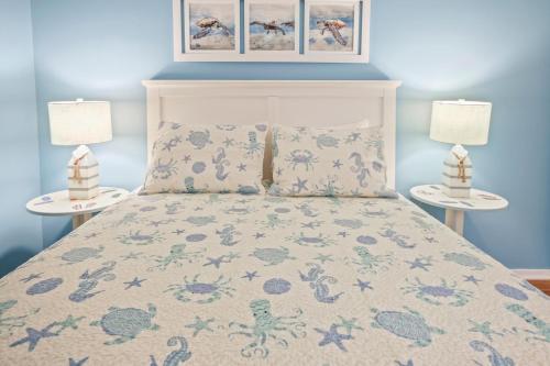 - une chambre avec un lit et deux lampes dans l'établissement Myrtle Beach Resort A347, à Myrtle Beach