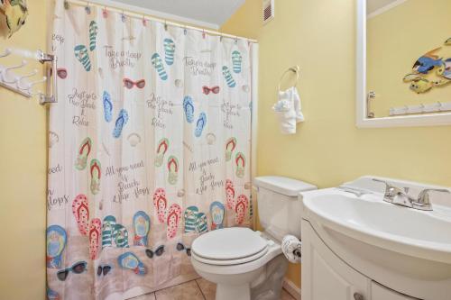La salle de bains est pourvue de toilettes et d'un rideau de douche. dans l'établissement Myrtle Beach Resort A347, à Myrtle Beach