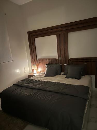 um quarto com uma cama grande e uma janela grande em شقة فاخرة للايجار اليومي em Al-Kharj