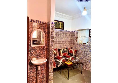 bagno con lavandino e specchio di Apartment in Safi Fantastic Near the sea, Morocco a Safi