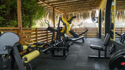 ein Fitnessstudio mit einer Reihe von Heimtrainern in der Unterkunft Kite Hotel Máncora - Beach & Gym in Máncora