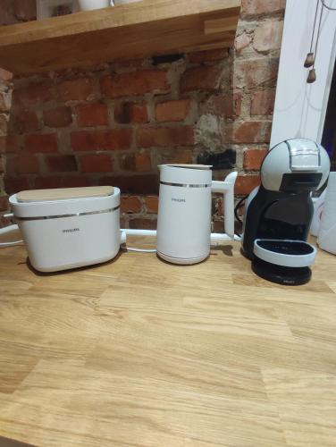 two pots sitting on top of a wooden floor at Apartments PSD - Anny Łajming 1D in Słupsk