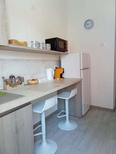Il comprend une cuisine équipée d'un comptoir et d'un réfrigérateur. dans l'établissement Appartamento Milietta 2, à Monzambano