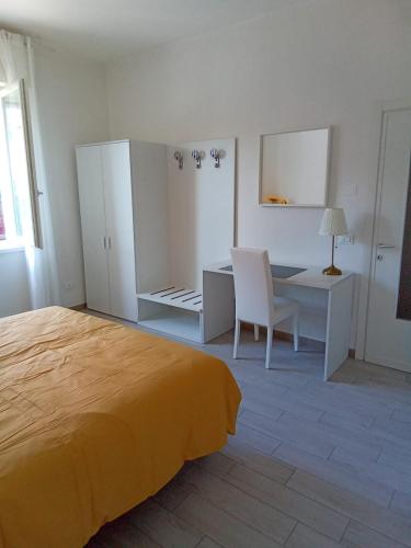 Schlafzimmer mit einem Bett, einem Schreibtisch und einem Stuhl in der Unterkunft Appartamento Milietta 2 in Monzambano