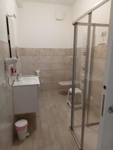 ein Bad mit einem WC, einem Waschbecken und einer Dusche in der Unterkunft Appartamento Milietta 2 in Monzambano