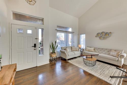 Χώρος καθιστικού στο Lake Elsinore Home with Pool - 44 Mi to Disneyland!