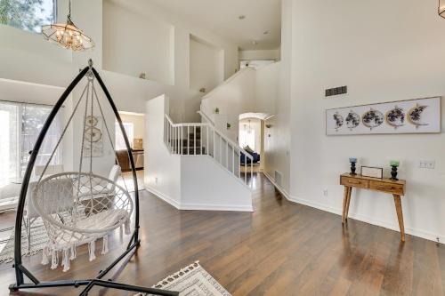 Ένα ή περισσότερα κρεβάτια σε δωμάτιο στο Lake Elsinore Home with Pool - 44 Mi to Disneyland!