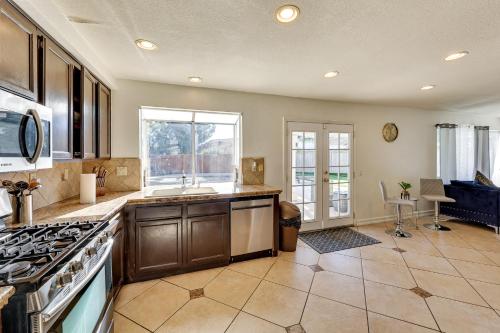 Η κουζίνα ή μικρή κουζίνα στο Lake Elsinore Home with Pool - 44 Mi to Disneyland!