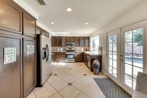 Η κουζίνα ή μικρή κουζίνα στο Lake Elsinore Home with Pool - 44 Mi to Disneyland!