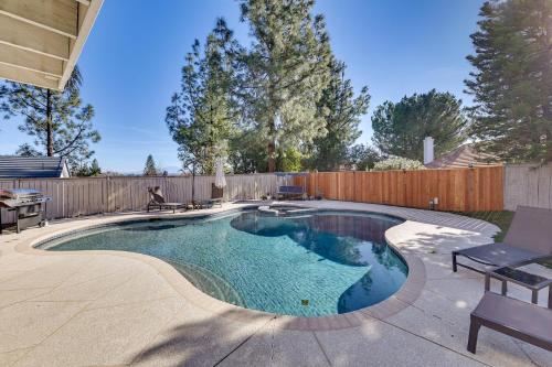 Πισίνα στο ή κοντά στο Lake Elsinore Home with Pool - 44 Mi to Disneyland!