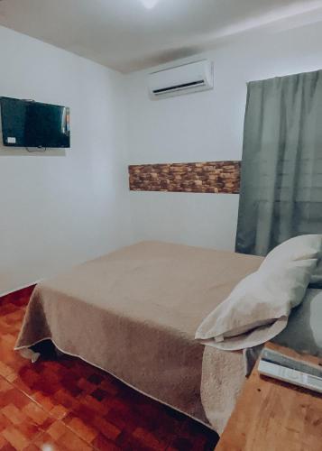 Un pat sau paturi într-o cameră la Bonito departamento y centrico