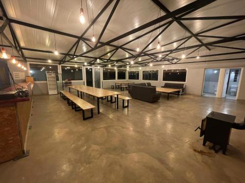 カサス・デ・ロス・ピノスにあるCASA RURAL ARENALINAのテーブルとソファが備わる広い客室です。