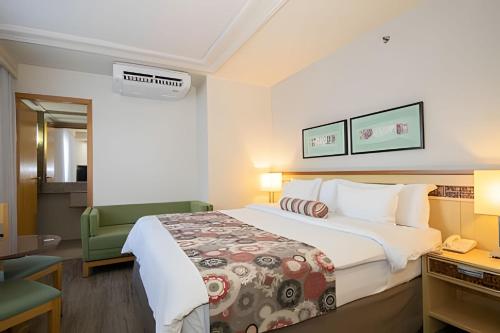 Pokój hotelowy z łóżkiem i biurkiem w obiekcie Hotel Lets Ideia Brasília - Ozped Flats w mieście Brasília