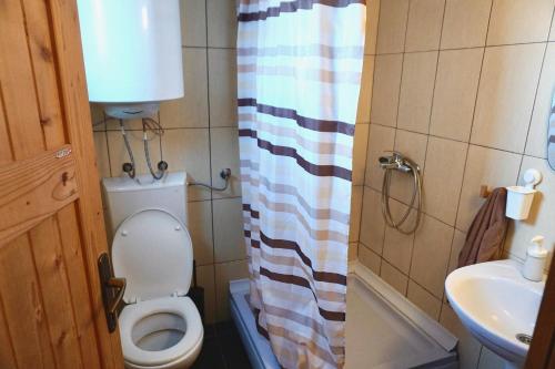 Ένα μπάνιο στο Guest House Montana