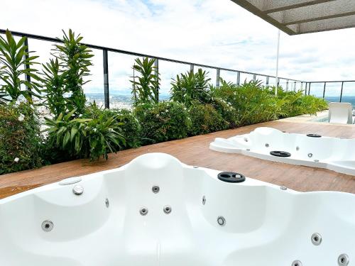 uma casa de banho com 2 banheiras brancas numa varanda em STAY ID Vida Urbana em Goiânia