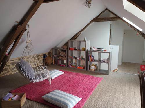 Cette chambre mansardée dispose d'un hamac. dans l'établissement La maison de Théophile, à La Bastide-lʼÉvêque