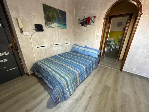 alchiccodoro في جينوا: غرفة نوم عليها سرير ومخدات زرقاء