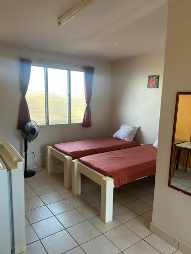 um quarto com uma cama num quarto com uma janela em JCM locations em Les Trois-Îlets