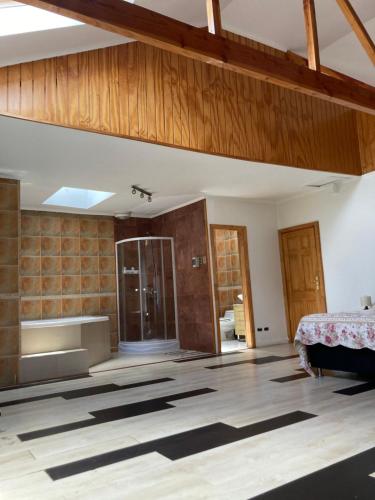 Habitación grande con cama y baño. en Amplia habitación con Jacuzzi y aire acondicionado, en Valdivia