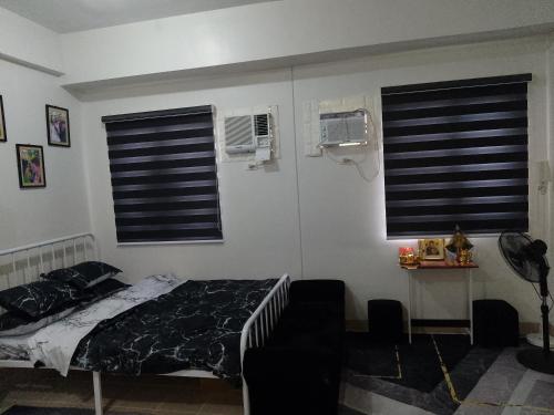 1 Schlafzimmer mit einem Bett und 2 Fenster mit Jalousien in der Unterkunft Home Sweet Home in Lias