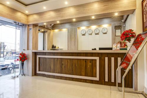 ブッダガヤにあるCollection O Hotel Aaradhya Heritageのロビーには時計付きのフロントカウンターがあります。