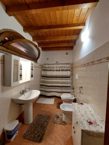 y baño con lavamanos, aseo y lavamanos. en Bed & Breakfast Monti 85 en San Colombano al Lambro
