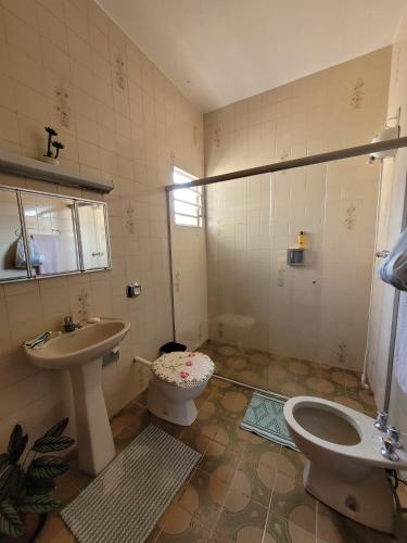 阿尤魯奧卡的住宿－Canto das Montanhas，一间带卫生间和水槽的浴室