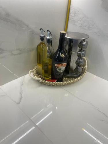 una cesta con botellas de alcohol en un mostrador en Shared Ensuite BURJ Khalifa VIEW King Bedroom in 2Bed near Dubai Mall 8mins away en Dubái