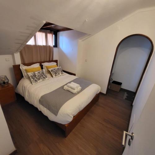 a bedroom with a large bed with an archigunigunigunigun at oeiras Lagoas Parque ,elite home in Porto Salvo
