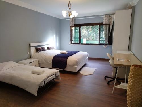 Postel nebo postele na pokoji v ubytování oeiras Lagoas Parque ,elite home